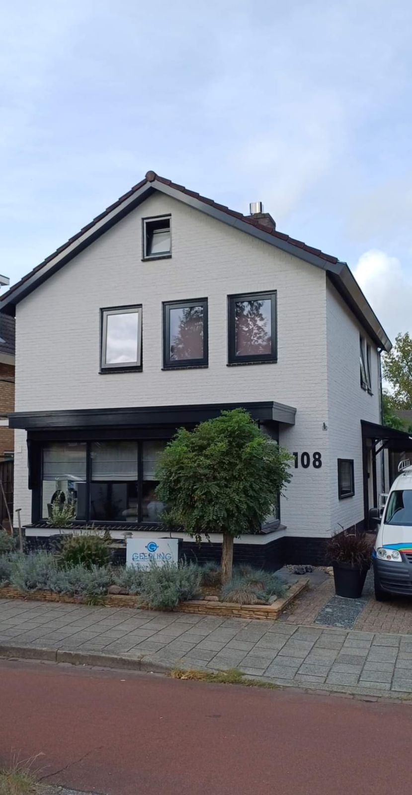 Wit geschilderde woning met zwarte accenten
