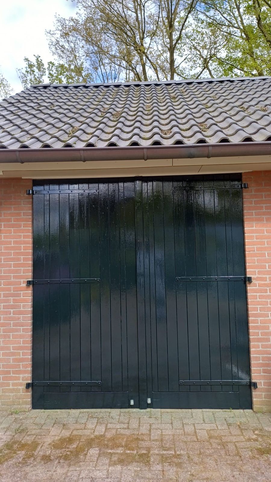 Donkergroene dubbele schuurdeuren in hoogglans
