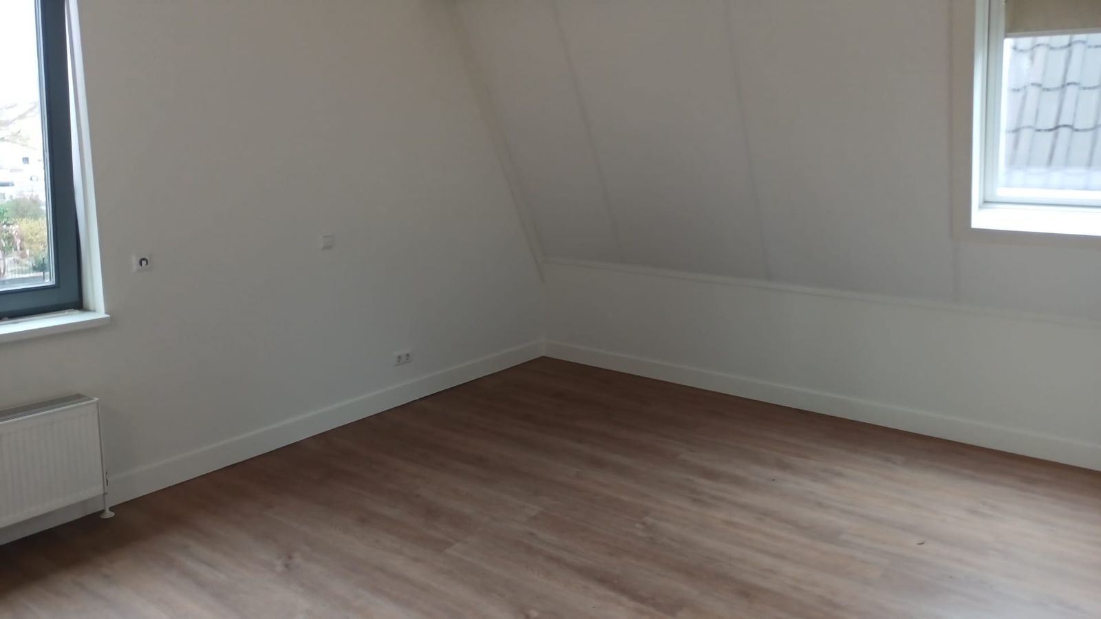 Frisgeschilderde witte zolderkamer