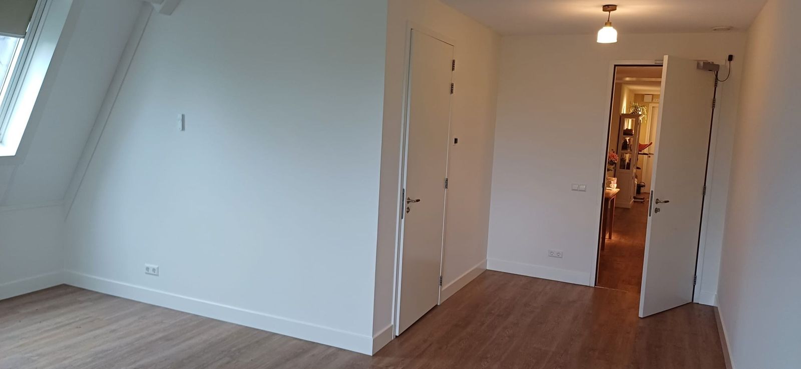 Witte bovenverdieping met deuren naar de kamers